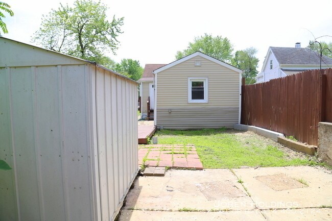 Building Photo - 155 E Etta Ave