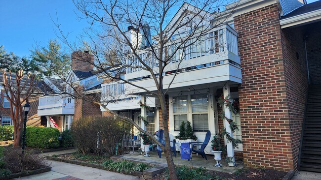 Foto del edificio - Tucked Away Condo with Balcony near Shirlington