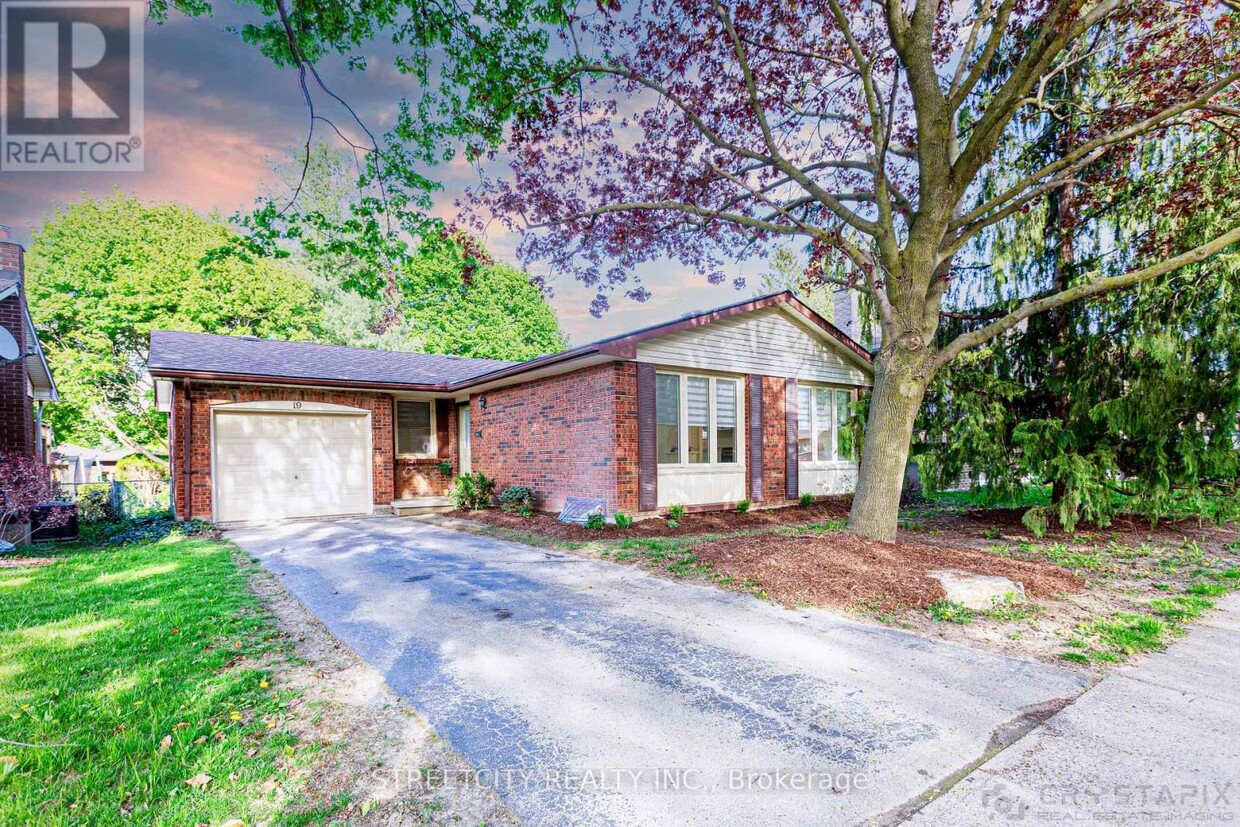 Primary Photo - 19 Winding Way Crescent