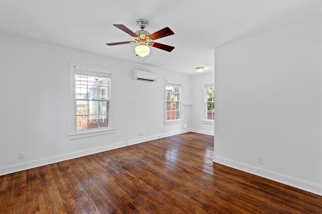 Building Photo - 204 W 43rd St