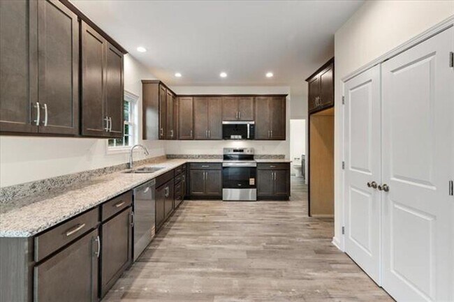 Building Photo - 4 BED 2.5 BATH LOCATED IN CHRISTIANSBURG LOCATED NOW