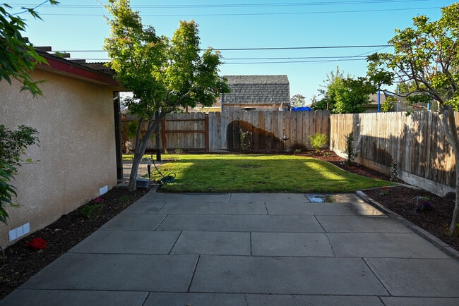 Building Photo - 881 W Rialto Ave