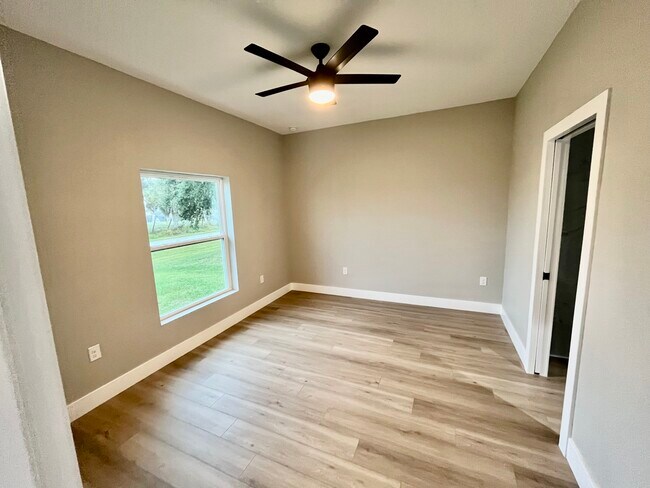 Foto del edificio - 10412 Pendleton Ave