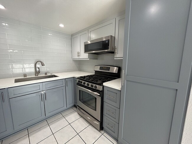 Building Photo - 1924 Hawaii St