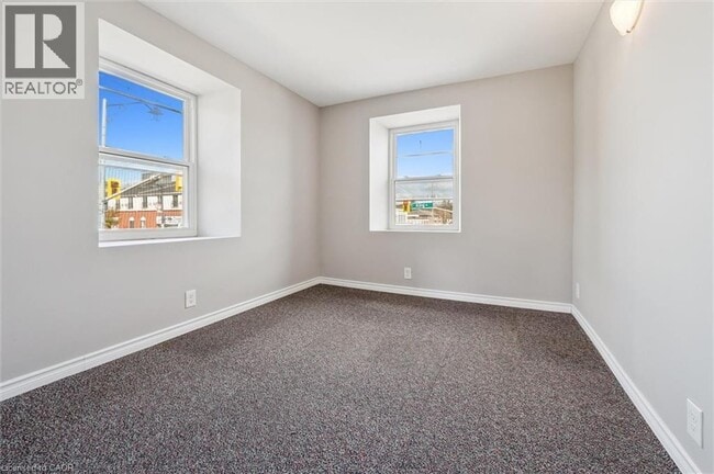 Building Photo - 906 King St E