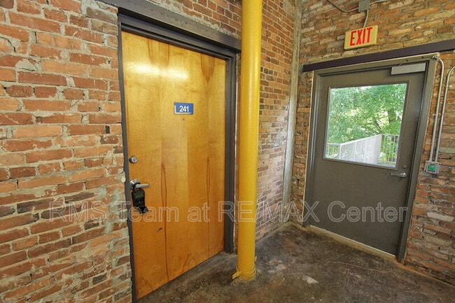 Building Photo - 659 Auburn Ave NE