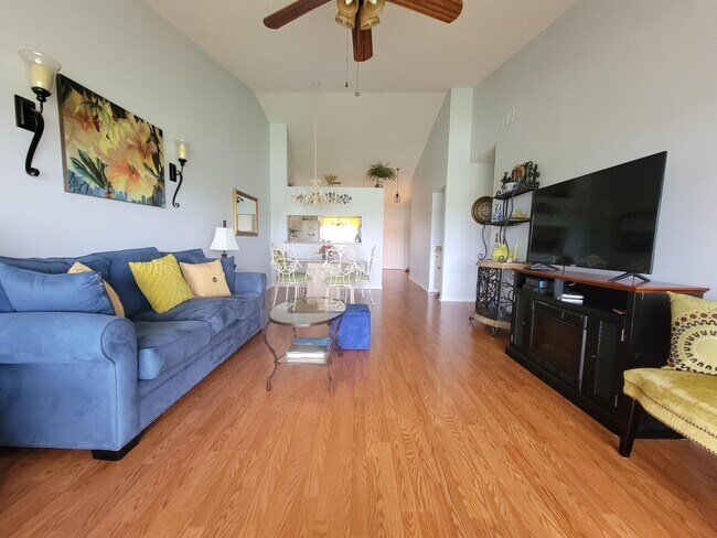 Building Photo - 702 Pinecrest Cir