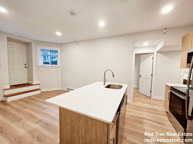 Building Photo - 529 Beacon St