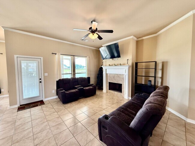 Building Photo - Beautiful 4BR Home with Scenic Lake View Backyard