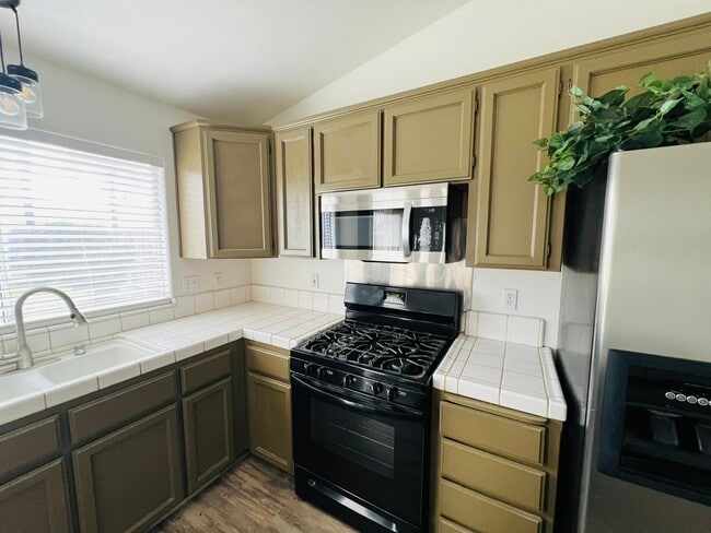 Building Photo - 575 W Cinnamon Ave