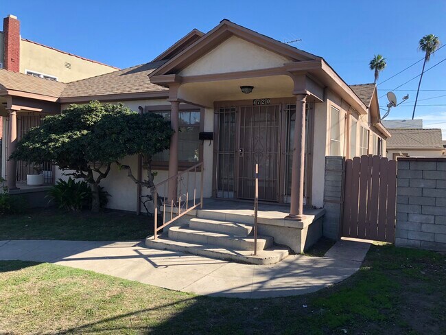 front view - 4718 Cimarron St