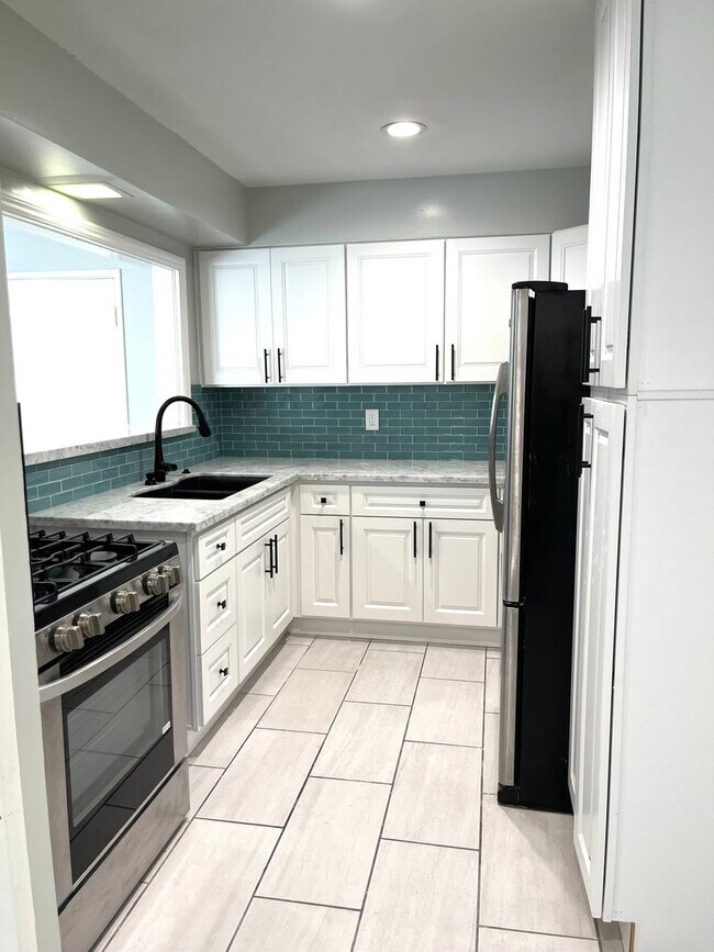 Building Photo - Modern 2BR/2BA house in North Inglewood
