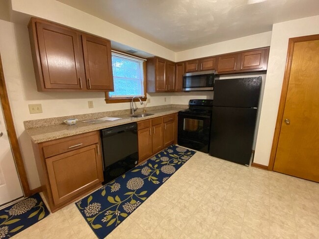 Building Photo - Edgewater Village 2BR Townhome! Yard, Pati...