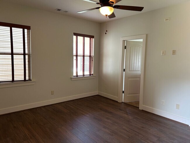 Building Photo - 1044 Crawford Ct. (Chelsea)