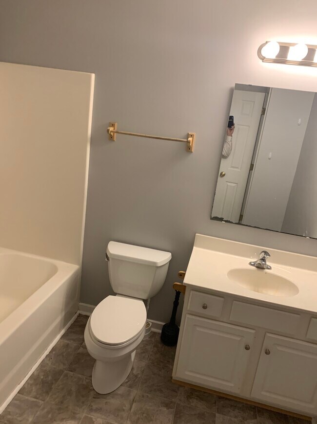 Baño completo en la planta alta - 627 Della St