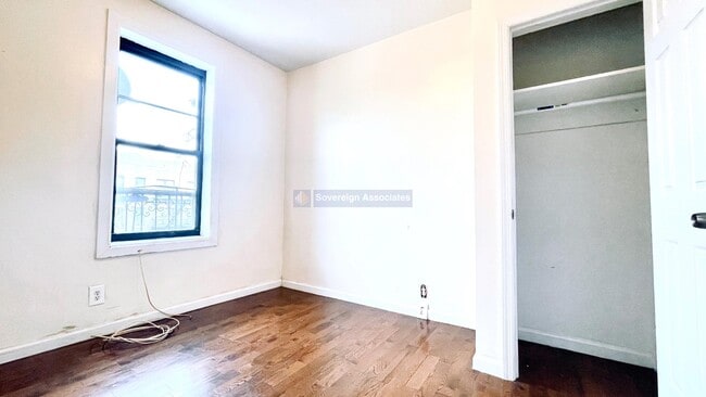 Building Photo - 530 Isham St