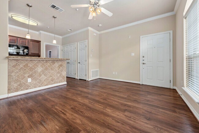 Foto del edificio - July 2024 Pre-lease! Spacious 1 Bed 1 Bath...