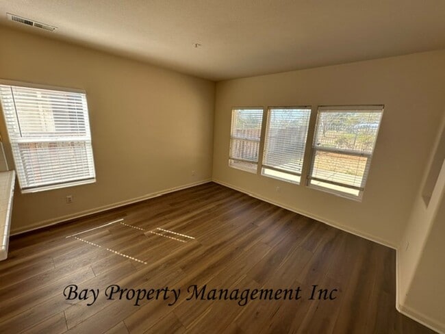 Foto del edificio - **Beautiful 4 Bedroom Home Overlooking Twin Creeks Golf Course**