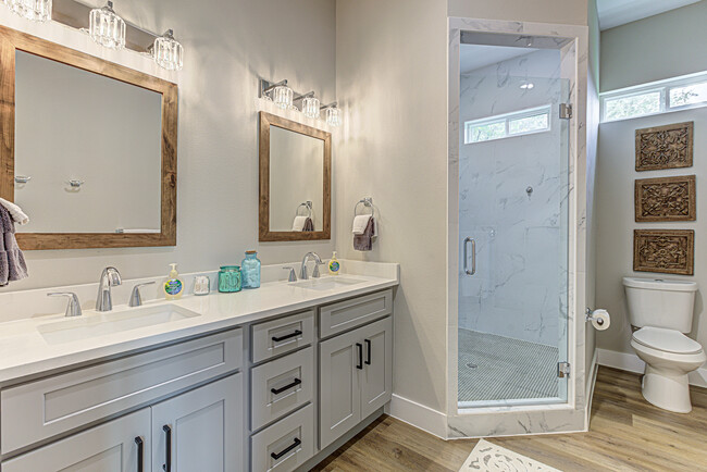 Master Bath - 707 N Shorewood Dr