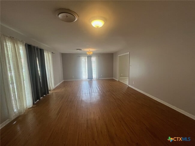 Building Photo - 943 S Pecan Ave