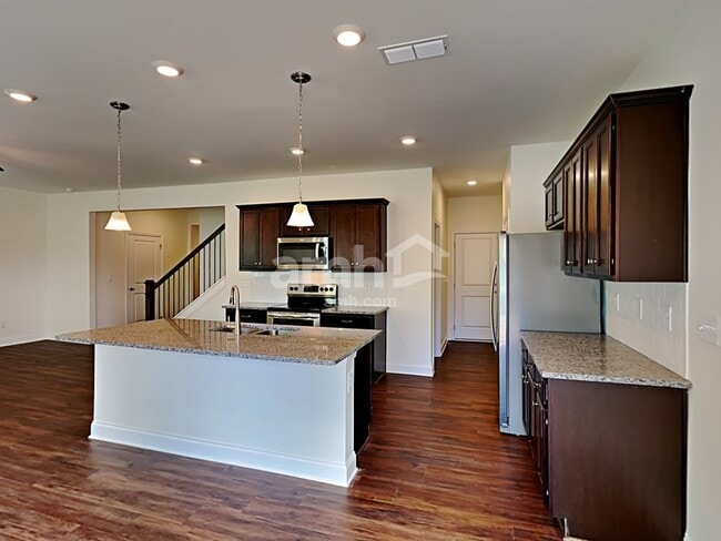 Building Photo - 455 Summit View Ct