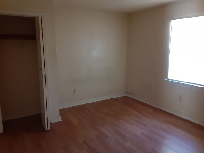 Building Photo - 2 Bedroom 1 bathroom -Central air and Heat
