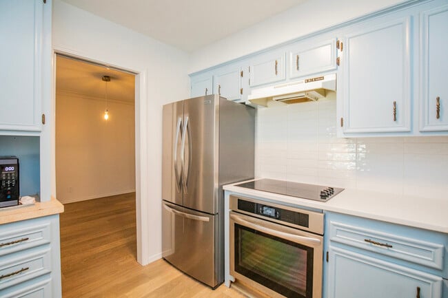 Building Photo - 2217 N Crossover Rd