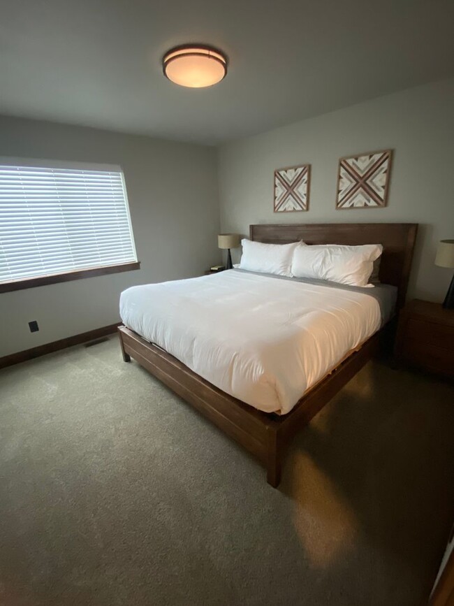 Foto del edificio - Beautifully Furnished 3 bed/2bath Hamilton...