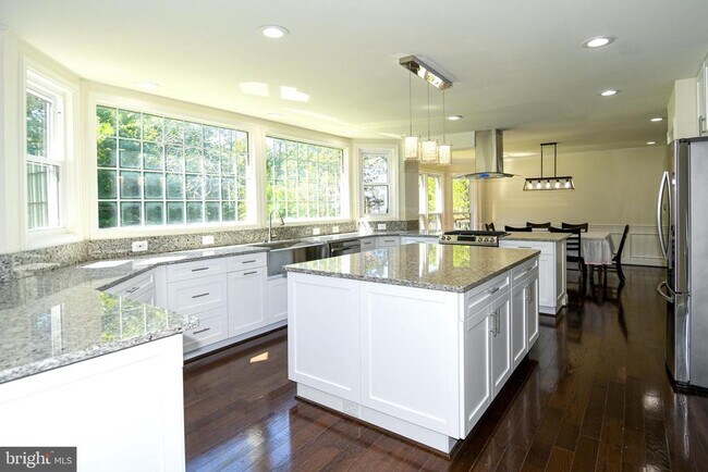 Building Photo - 8012 Wingate Dr