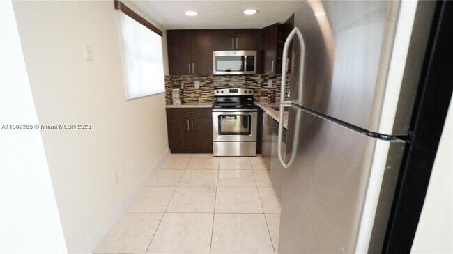 Building Photo - 9180 Fontainebleau Blvd
