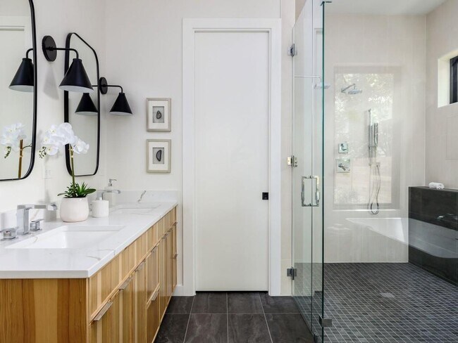 Foto del edificio - 1109 W Oltorf St