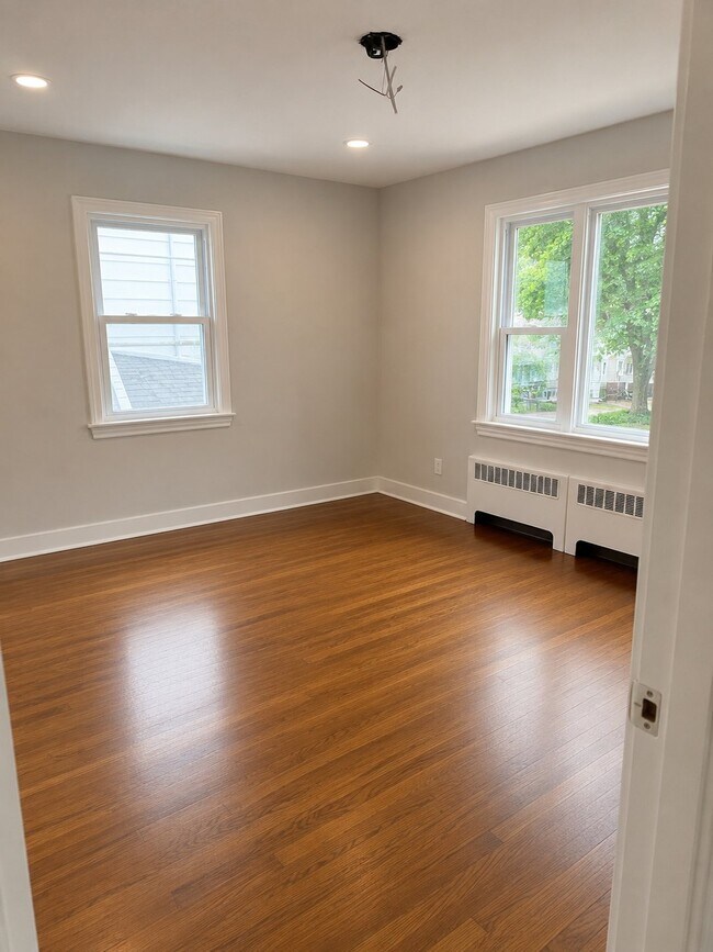 Building Photo - 98 Mt Vernon Pl