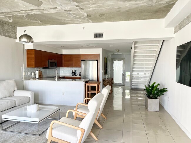 Cocina/Foyer/Staircase - 3250 NE 1st Ave