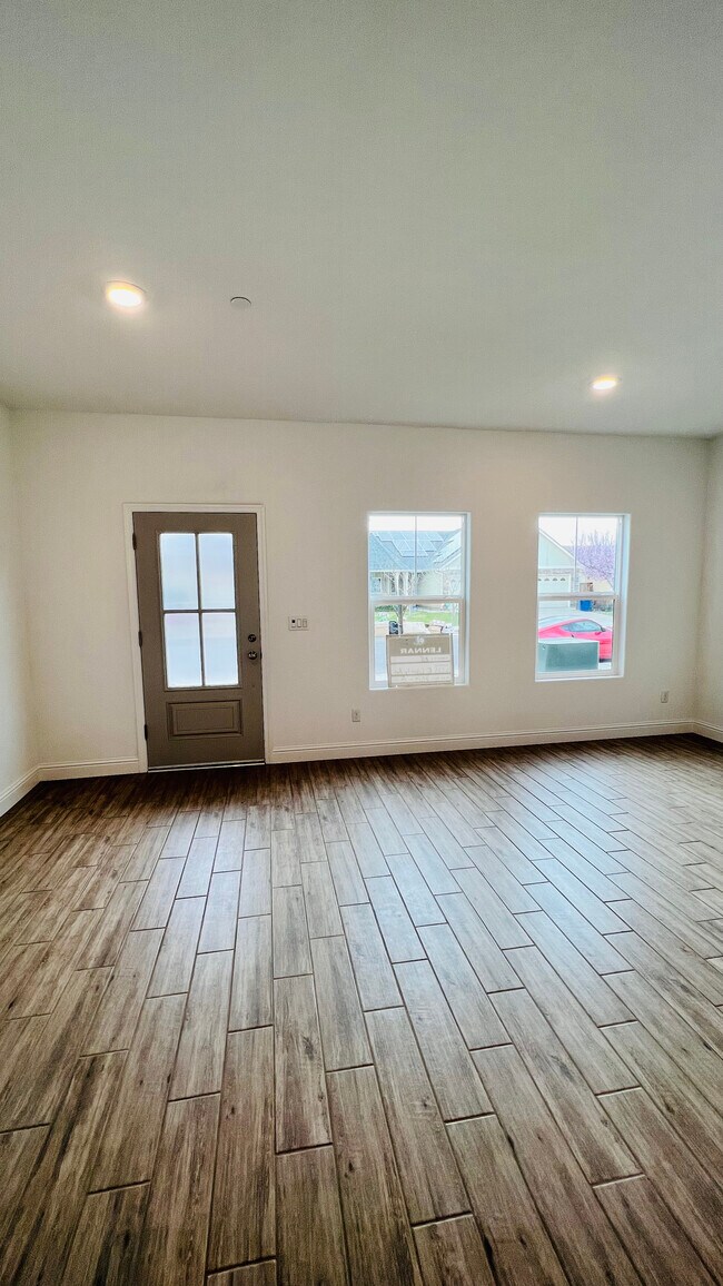 Foto del edificio - 6585 E Liberty Ave