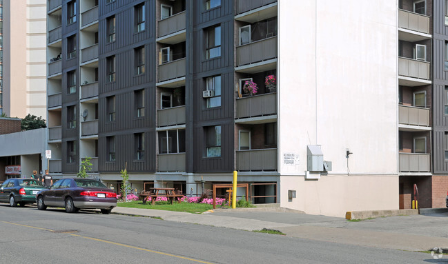 Building Photo - 200 Jackson St W