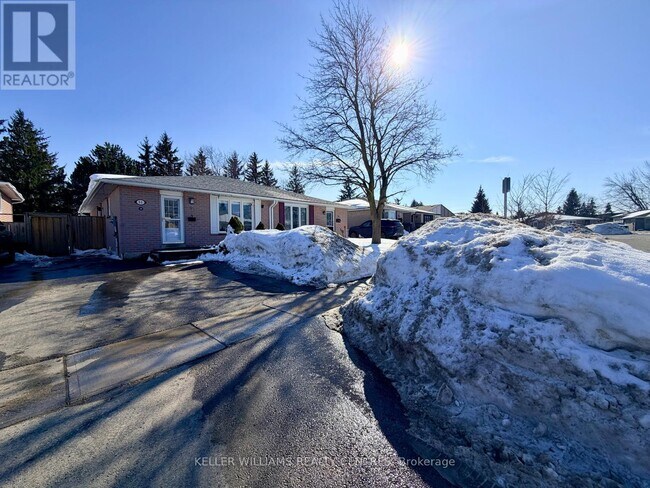 Photo du bâtiment - 51 Manor Crescent