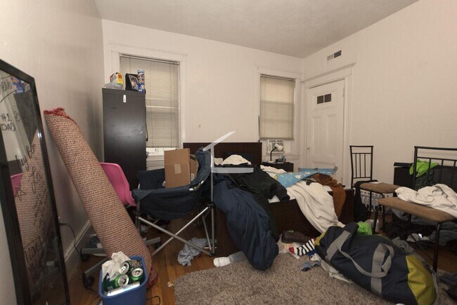 Building Photo - 3Br/1Bth, Available Sep. 1, 2026. Great for a rommate students. MUST SEE!!