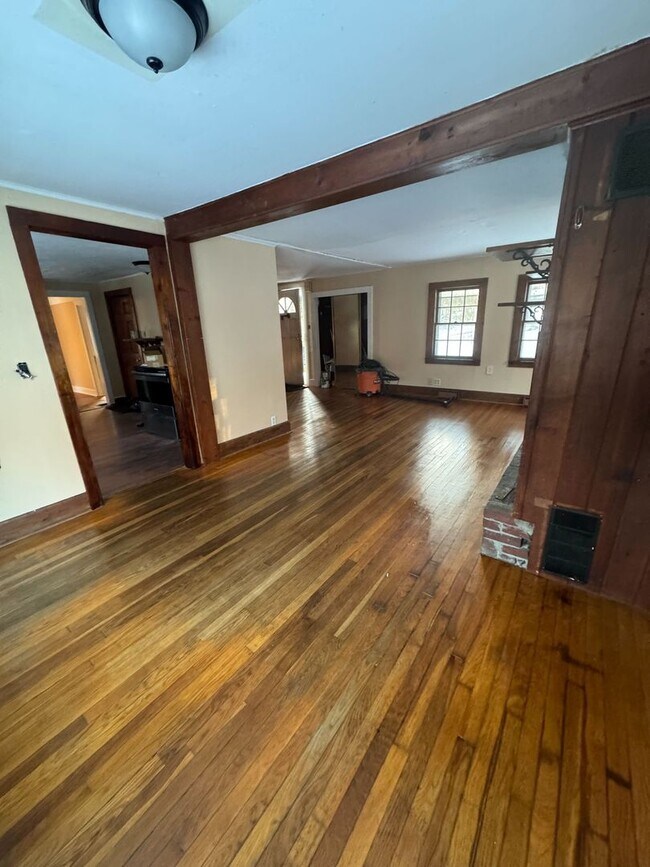 Building Photo - Cozy Two Story Home with Two Bathrooms