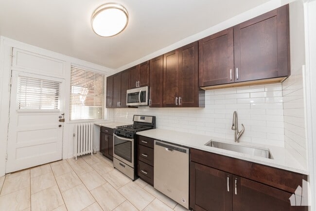 Building Photo - 1212 W Lunt Ave