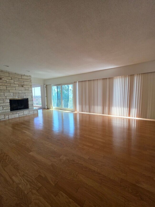 Foto del edificio - 6437 Elmhurst Dr