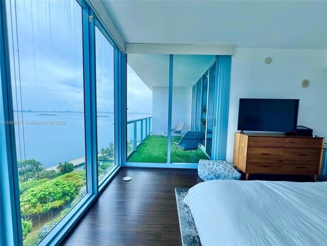 Foto del edificio - 601 NE 36th St