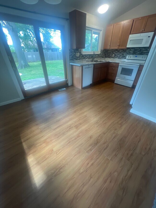 Foto del edificio - Move in Ready!