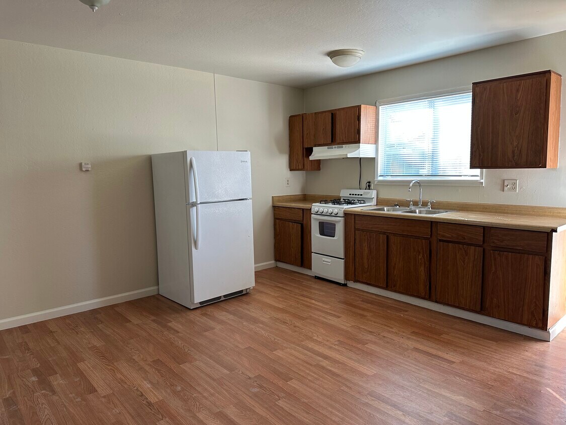 Building Photo - 881 Emory Ave