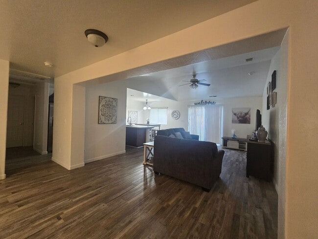Foto del edificio - Beautiful 3BD 2BA home for rent in Hanford!
