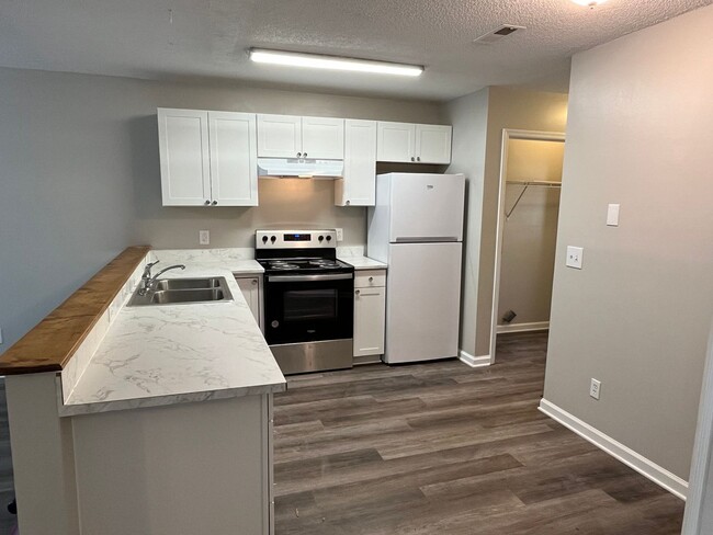 Building Photo - Remodeled 2 Bed, 2 Bath Duplex Unit in Kan...