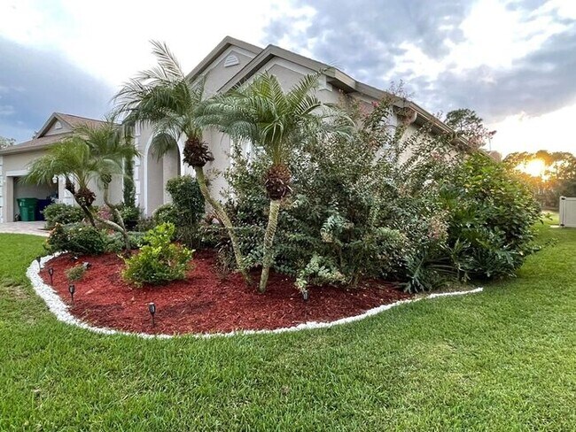 Building Photo - Great 3/2 POOL home in Manderley!