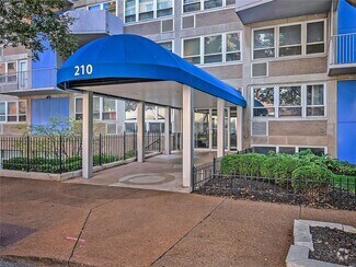 Building Photo - 210 N 17th St