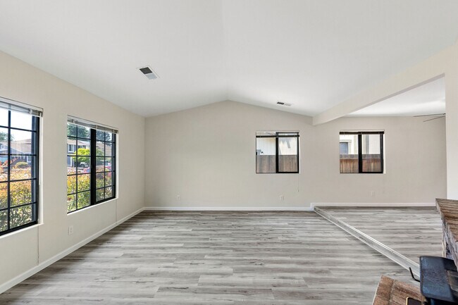 Building Photo - 404 Chaco Canyon Ct