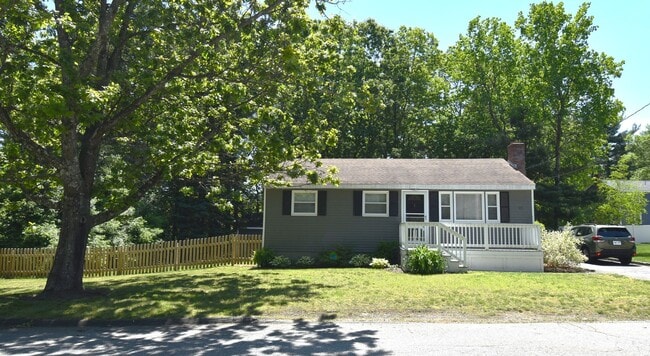 Building Photo - Impeccably maintained & updated 3 bedroom ...