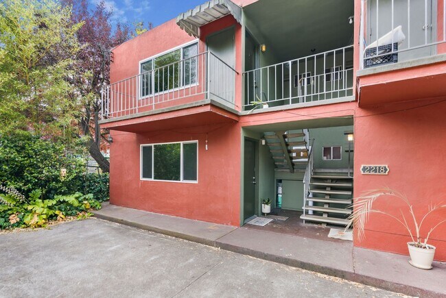 Foto del edificio - Spacious 1-Bedroom Apartment in South Shat...